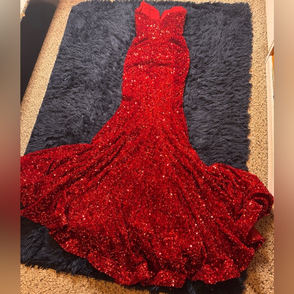 Portia And Scarlett Red Mermaid Sequin Gown. Size 0 - Picture 7 of 12